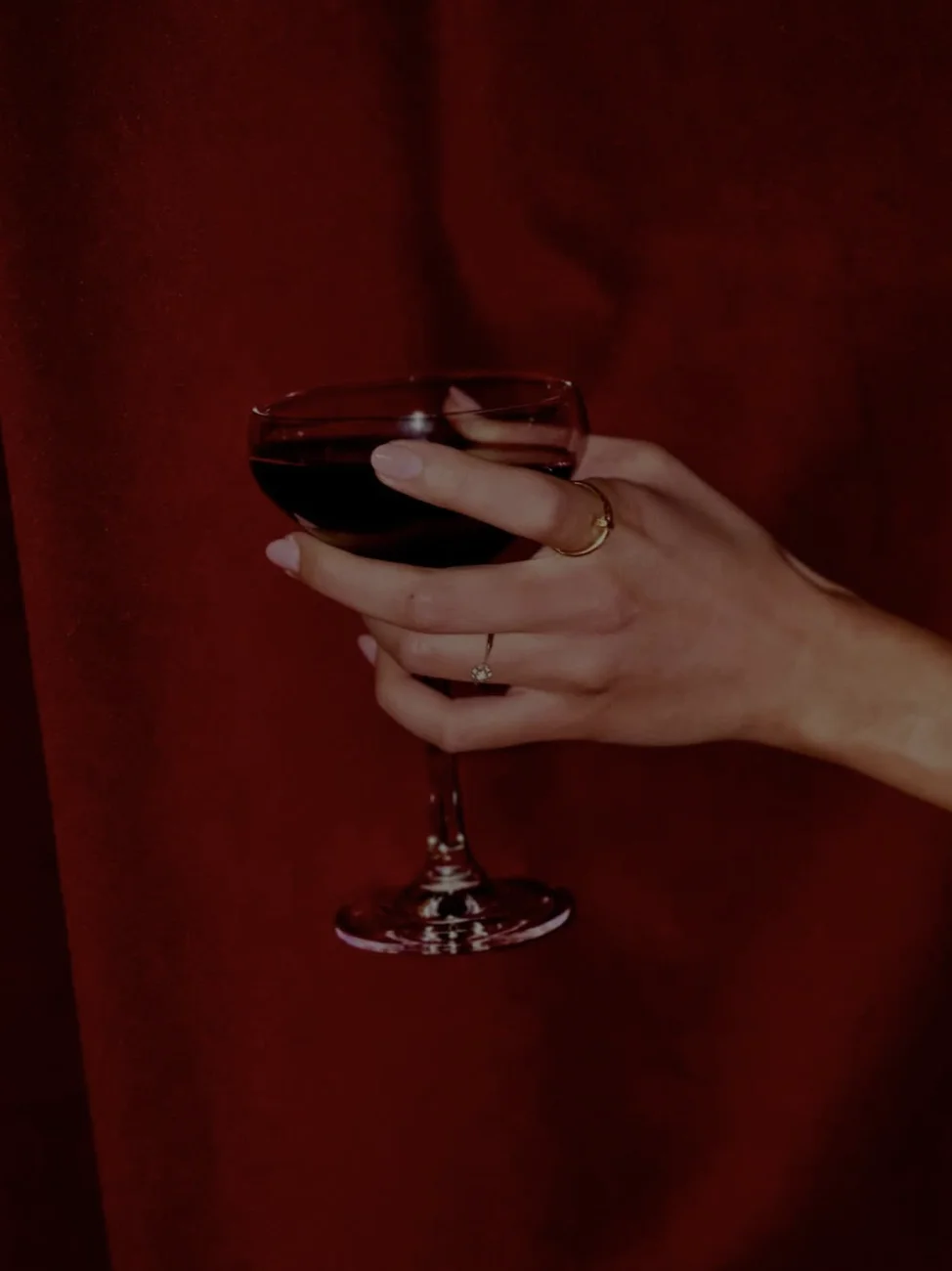 Coupe de champagne devant un rideau rouge