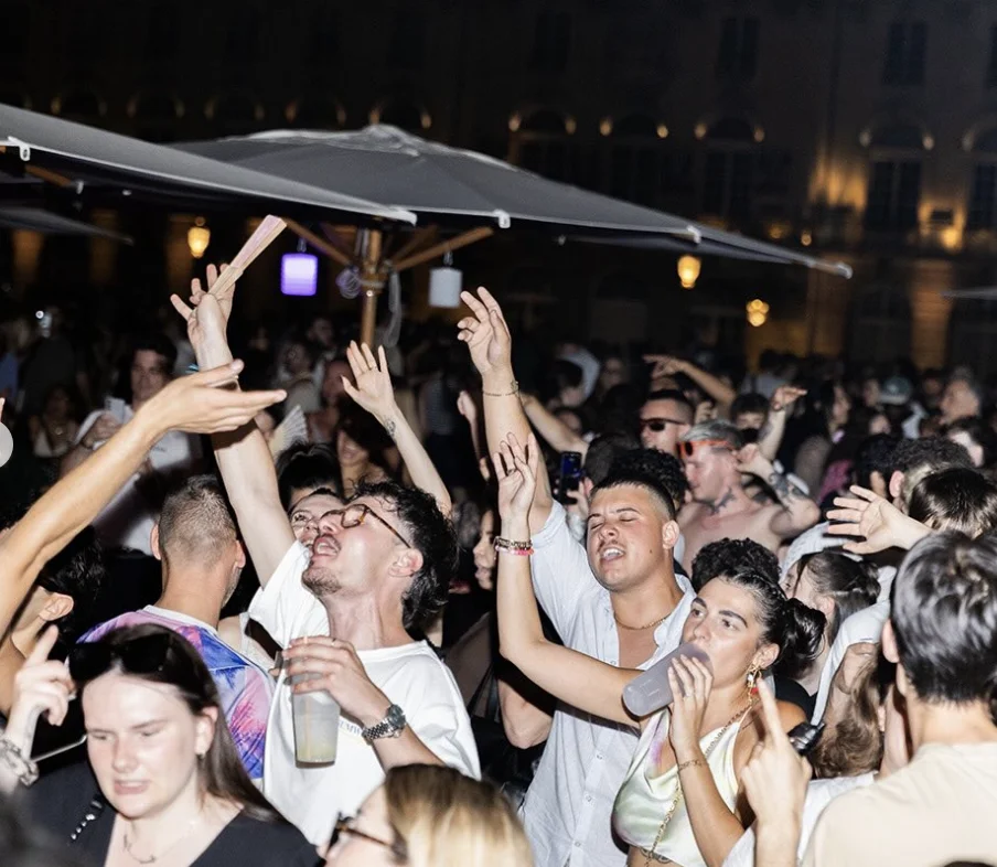 Foule en soirée rue Héré