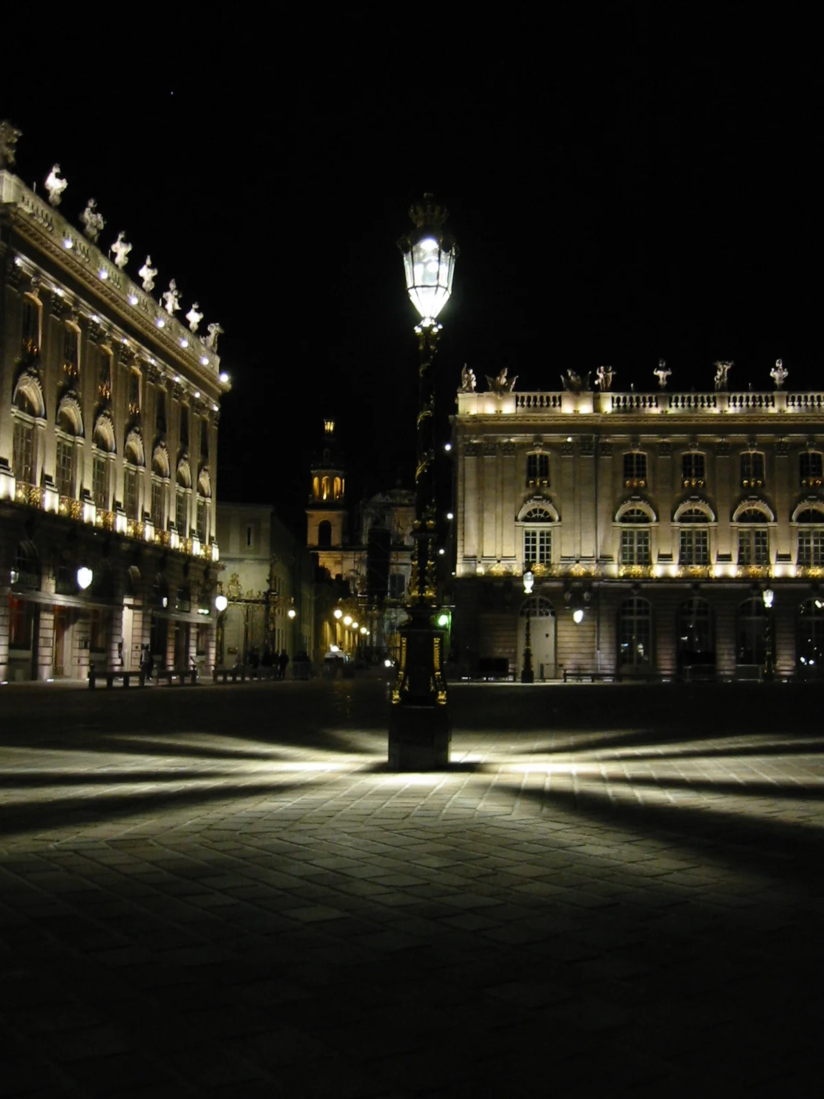 Place Stanislas de nuit, sous l'arc Héré